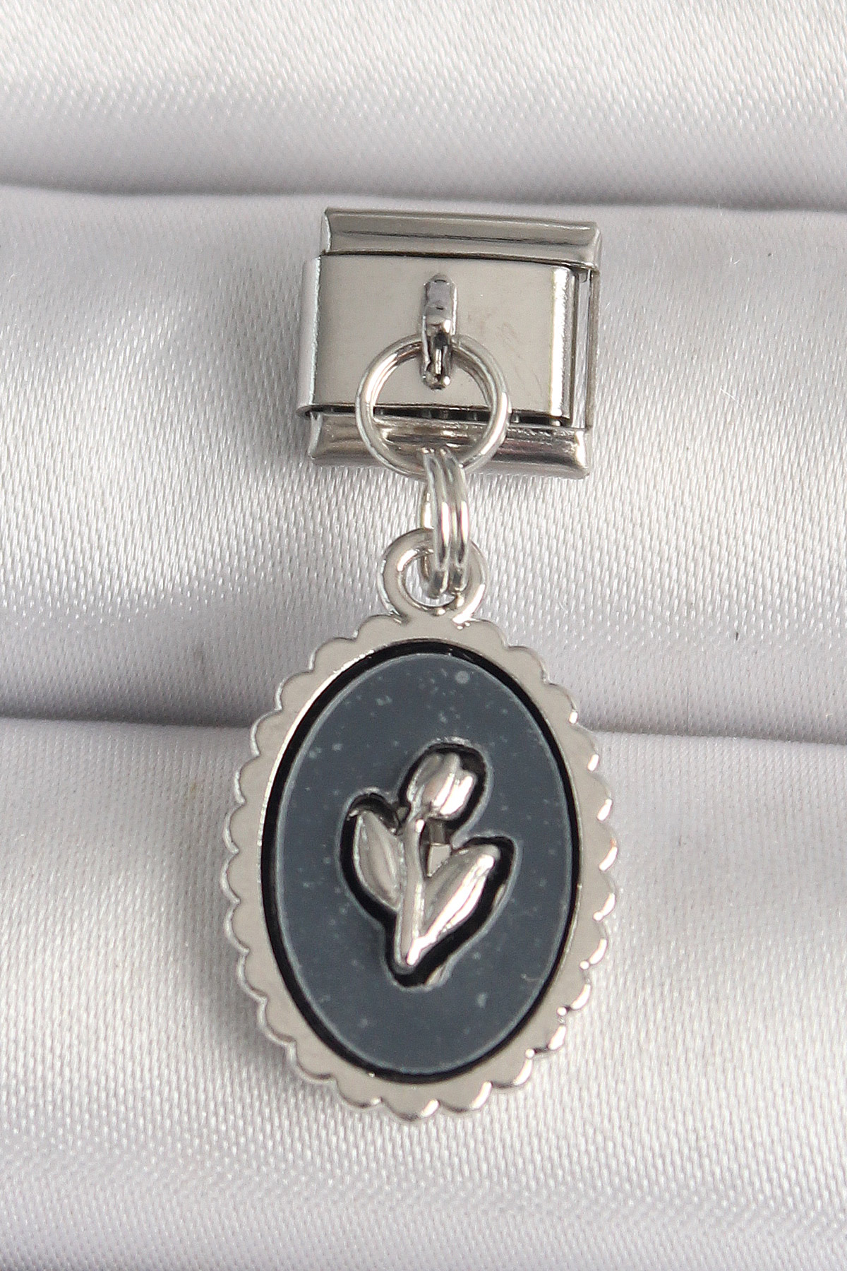 316L Çelik Gümüş Renk Çiçek İşlemeli Siyah Portre Model Charm