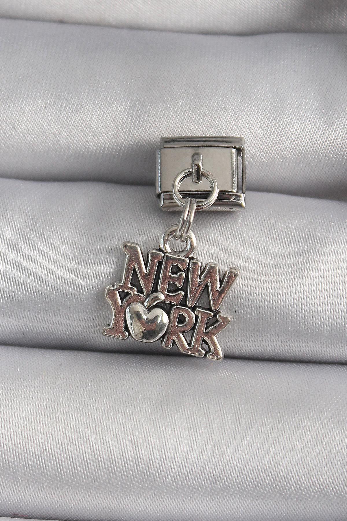 316L Çelik Gümüş Renk Sallantı New York Yazı Model Charm