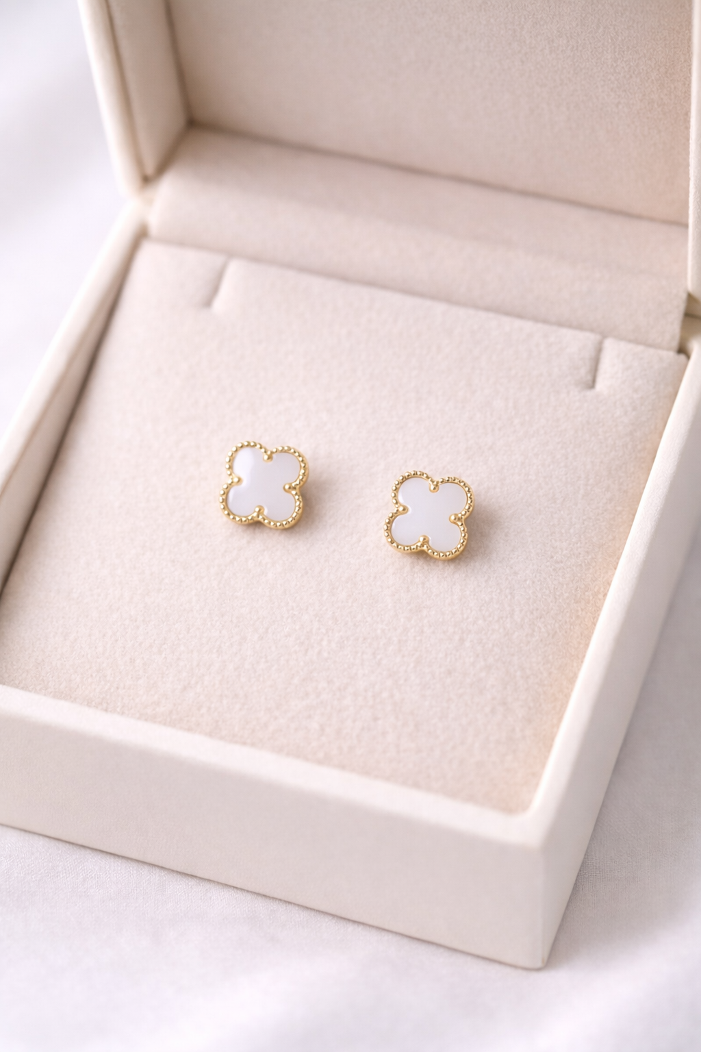 Altın Renk Yonca Figürlü Çelik Küpe MODEL 2 "“ Kararmaz, Paslanmaz, Minimal & Şık Kadın Küpesi