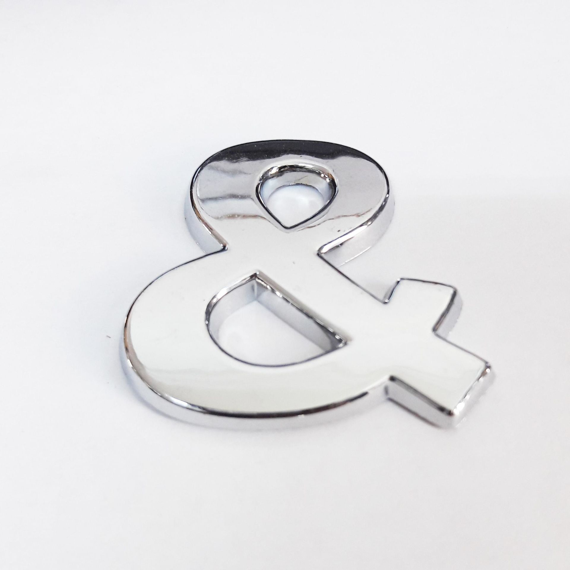 Cemax & İşareti 3,75 Cm Krom Yapışkanlı