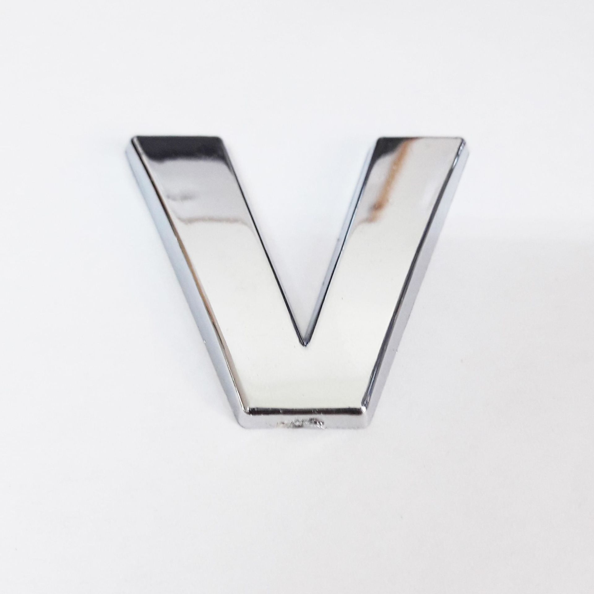 Cemax V Harfi 3,75 Cm Krom Yapışkanlı