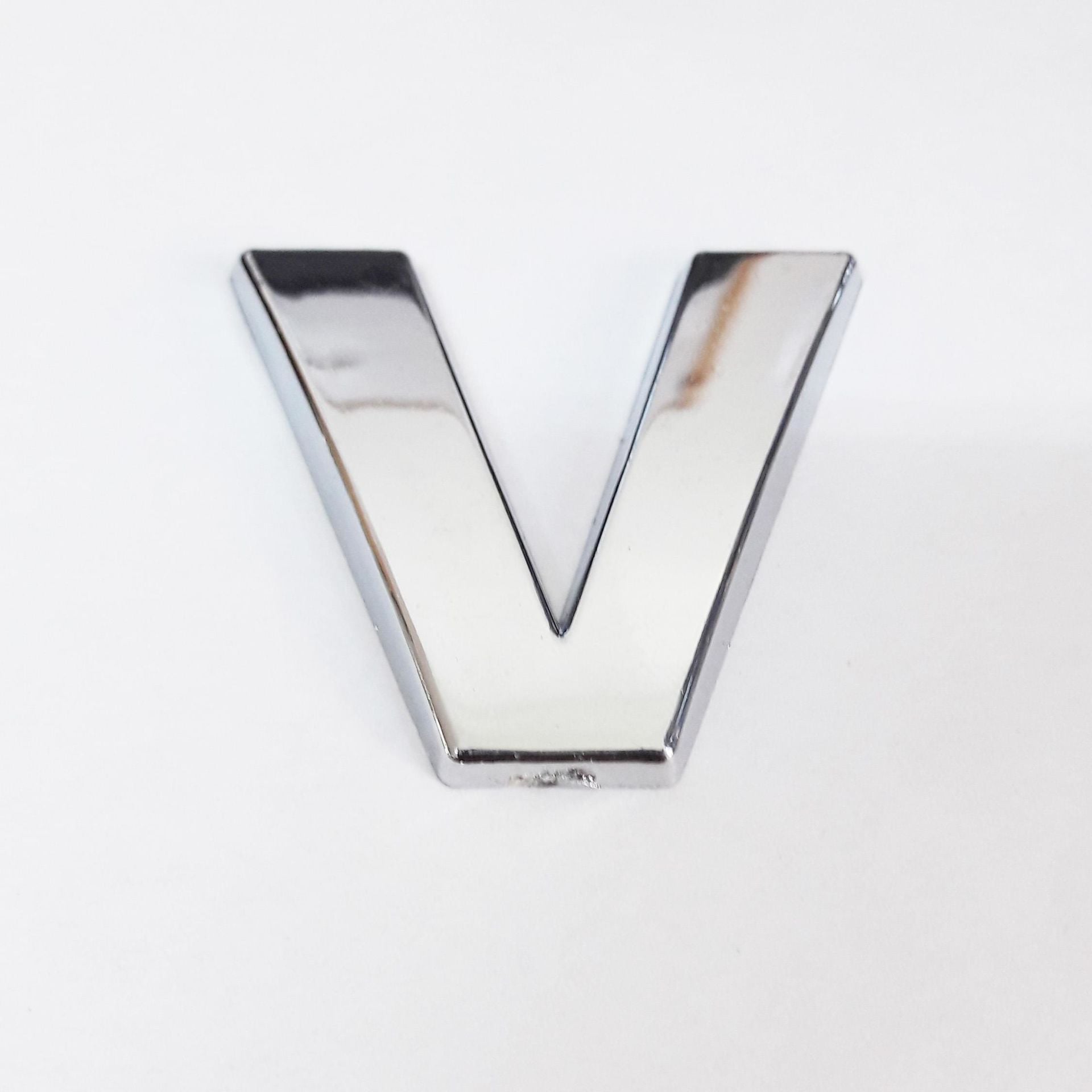 Cemax V Harfi 3,75 cm Krom Yapışkanlı