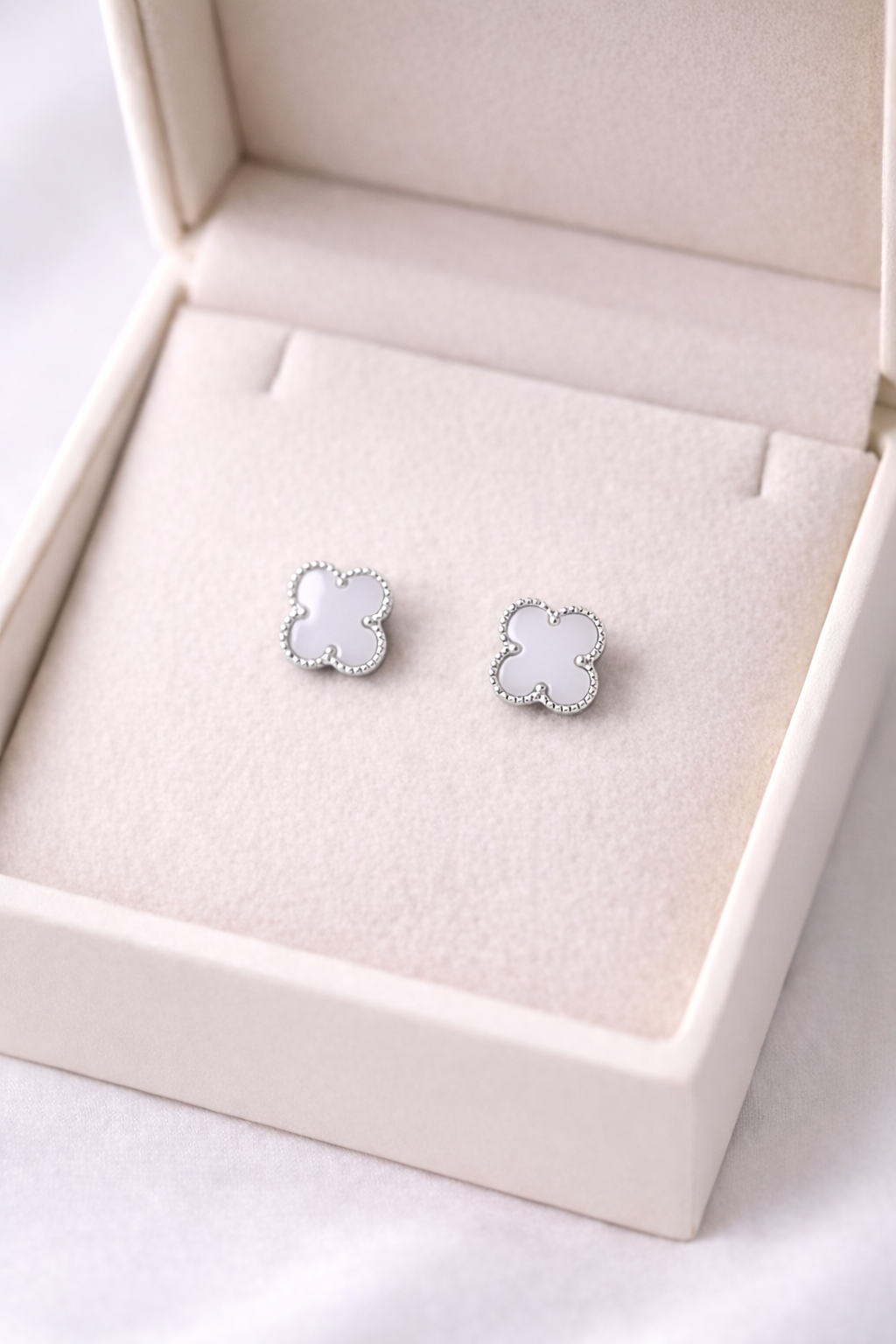 Gümüş Renk Beyaz Yonca Figürlü Çelik Küpe MODEL 4 "“ Kararmaz, Paslanmaz, Minimal & Şık Kadın Küpesi