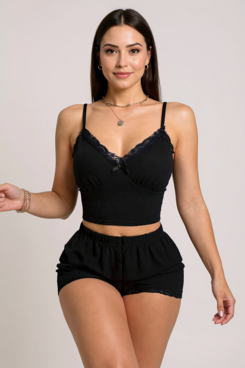 Kadın Siyah Alt ve Üst Dantel Detaylı Fiyonklu Şortlu Gecelik Takımı – Modern, Konforlu ve Günlük Kombinlere Uygun