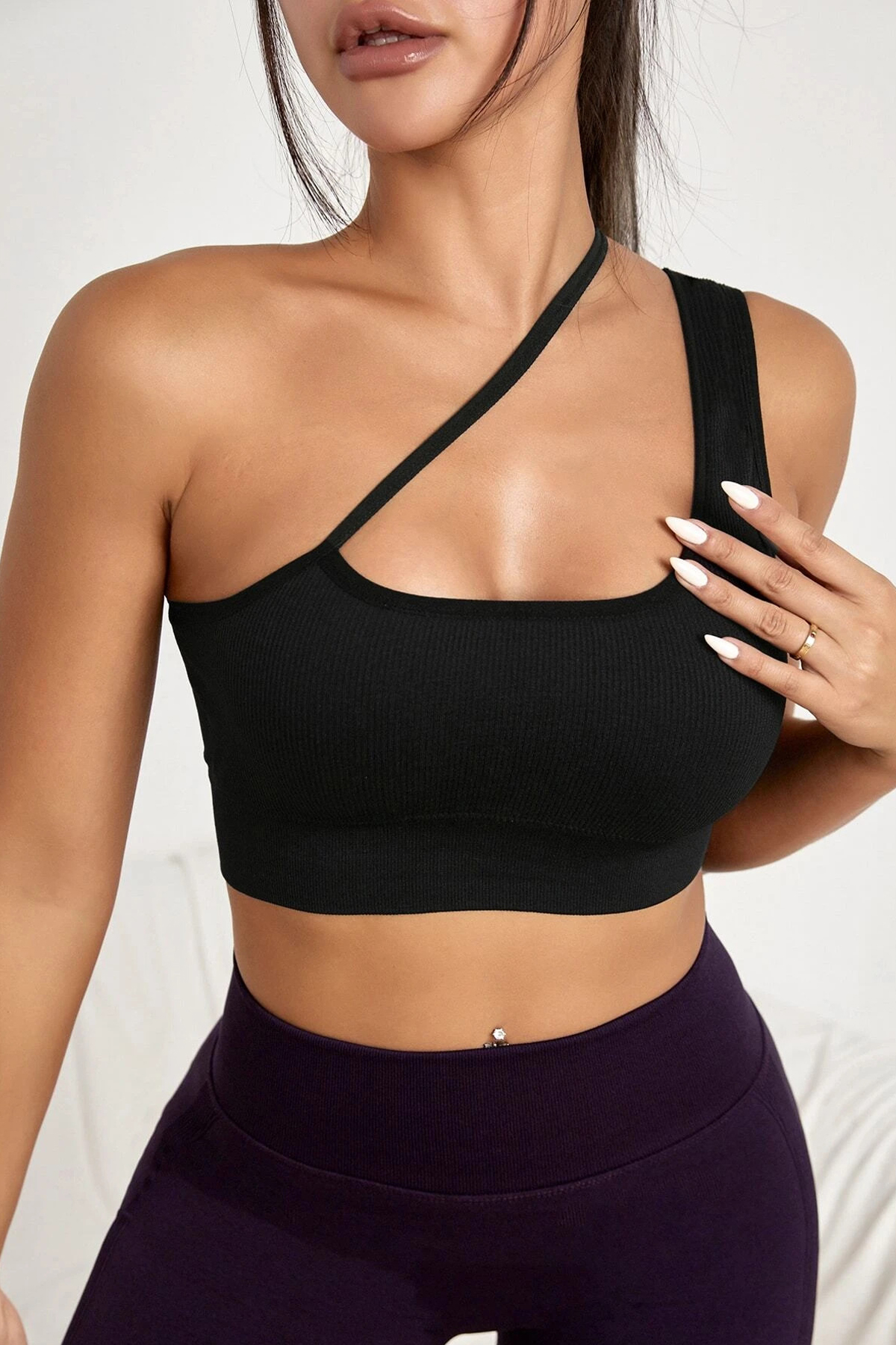 Kadın Siyah Tek Omuzlu Çapraz Askılı Crop Top Büstiyer – Modern ve Şık Tasarım