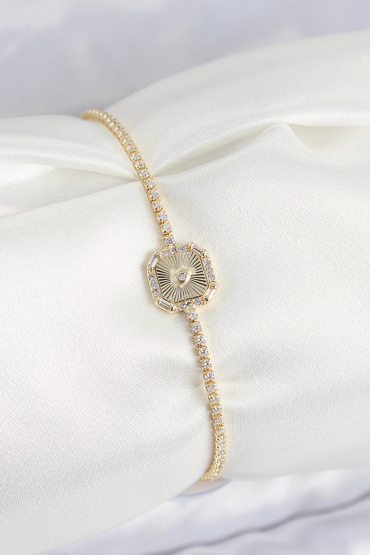 Pirinç Zirkon Taşlı Kare Model Gold Renk Kadın Bilekilk